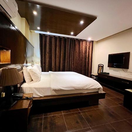 Bling Hotel International Multan Esterno foto