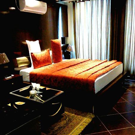 Bling Hotel International Multan Esterno foto