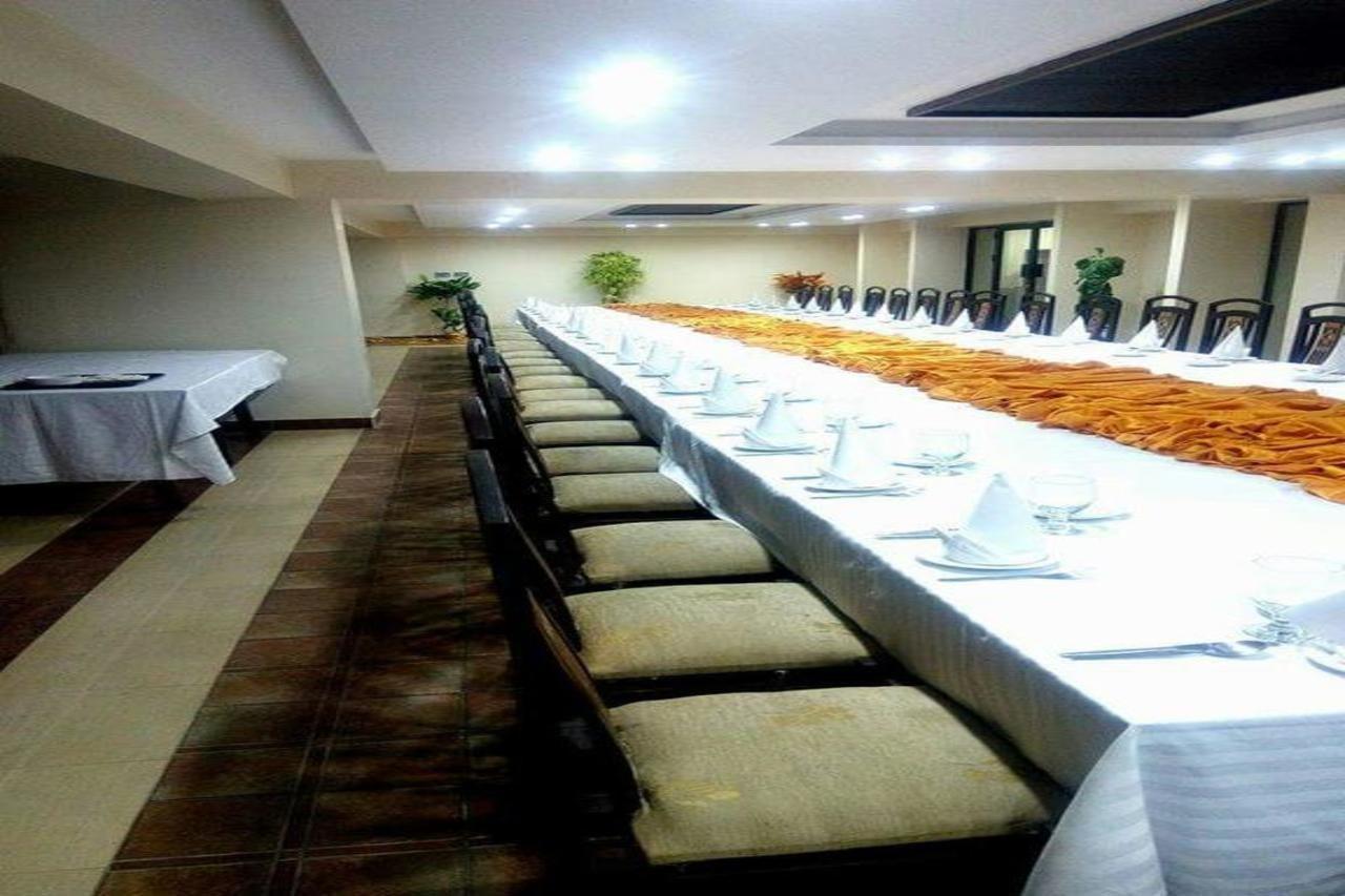 Bling Hotel International Multan Esterno foto