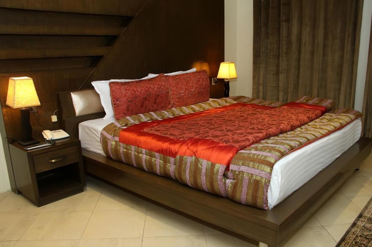 Bling Hotel International Multan Esterno foto