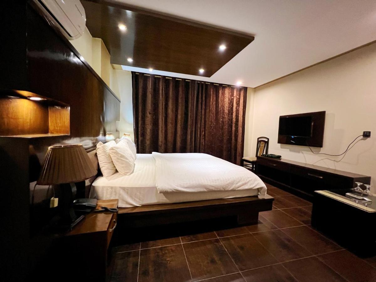 Bling Hotel International Multan Esterno foto