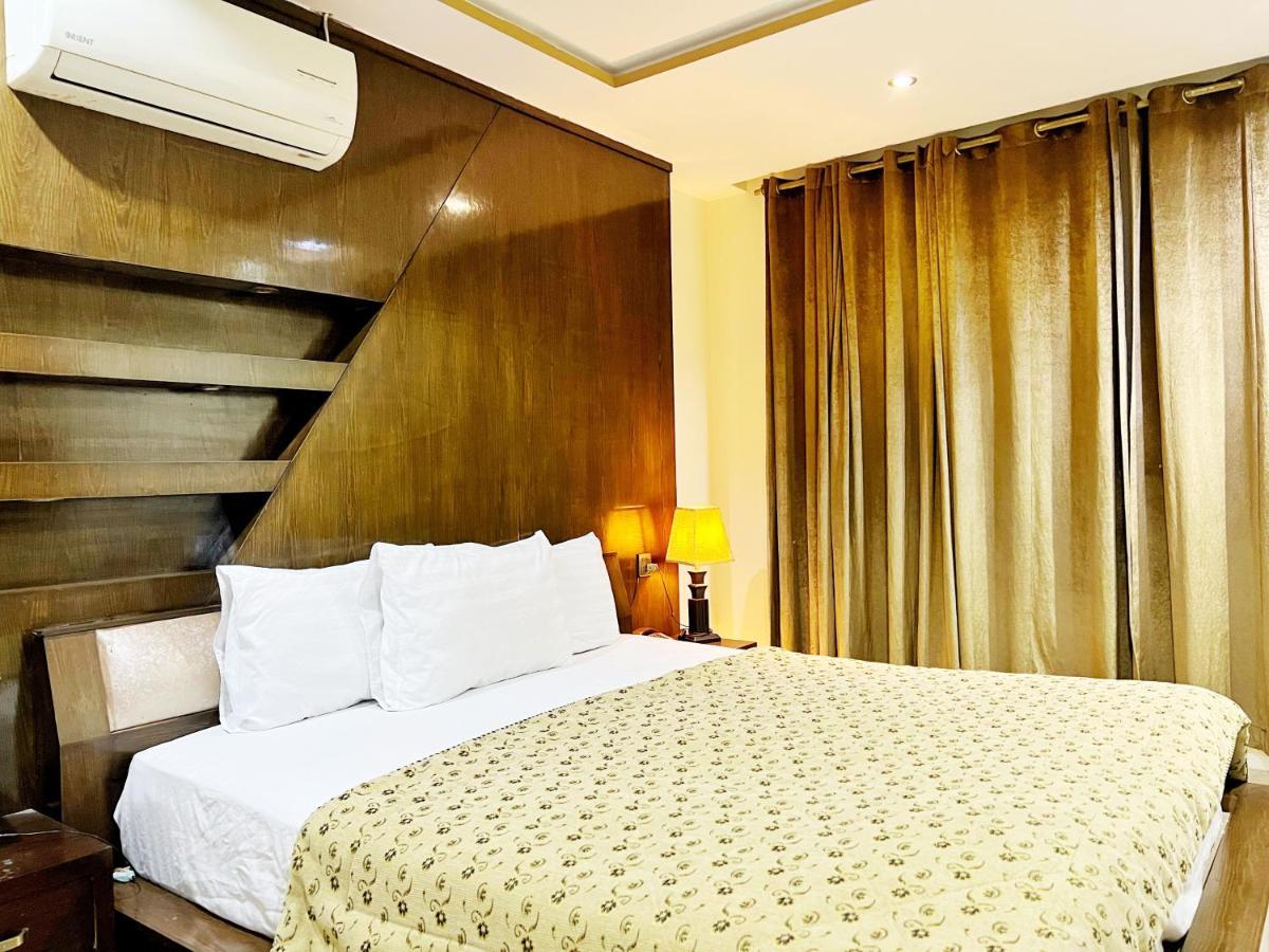 Bling Hotel International Multan Esterno foto