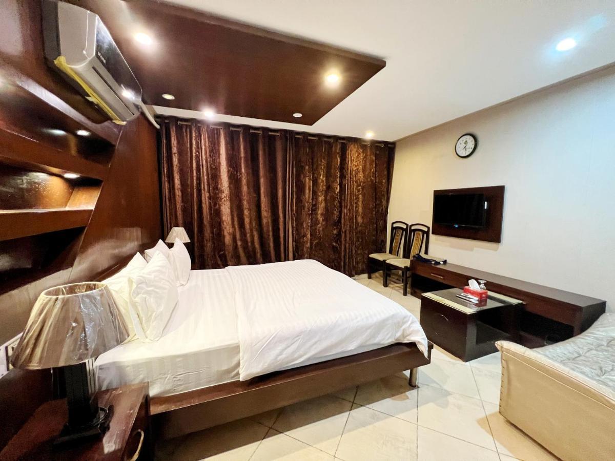 Bling Hotel International Multan Esterno foto