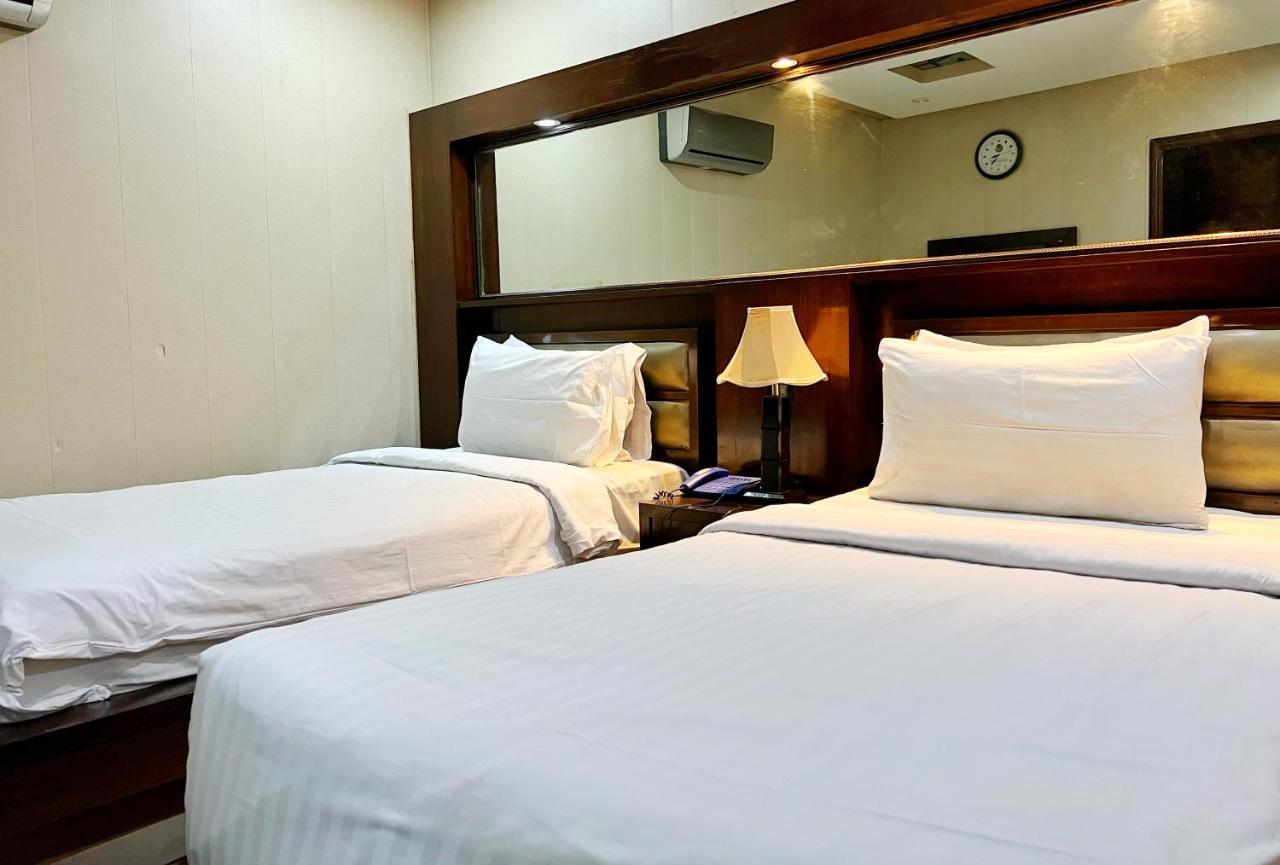 Bling Hotel International Multan Esterno foto