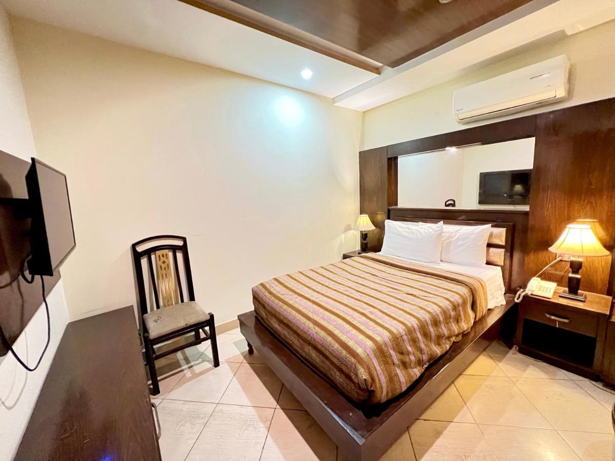 Bling Hotel International Multan Esterno foto