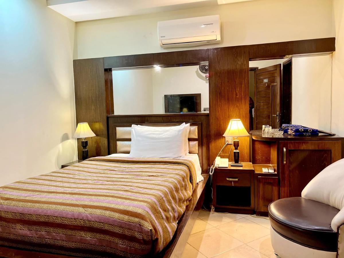 Bling Hotel International Multan Esterno foto