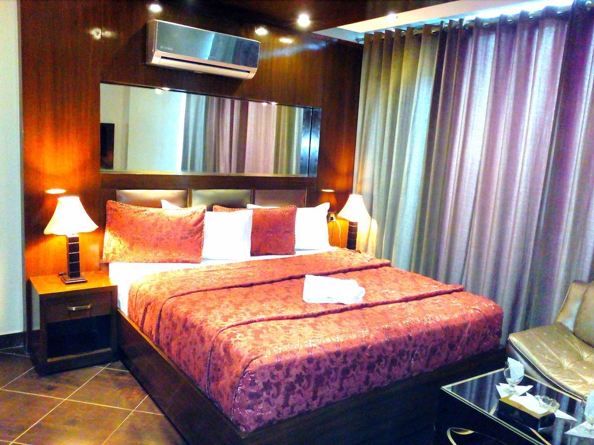 Bling Hotel International Multan Esterno foto