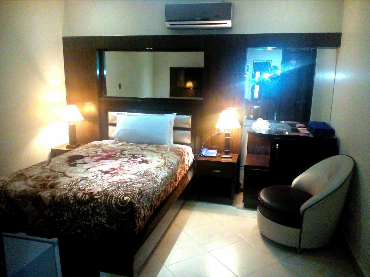Bling Hotel International Multan Esterno foto