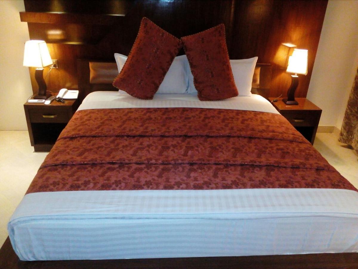Bling Hotel International Multan Esterno foto