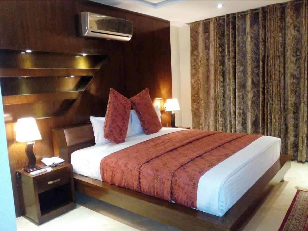 Bling Hotel International Multan Esterno foto