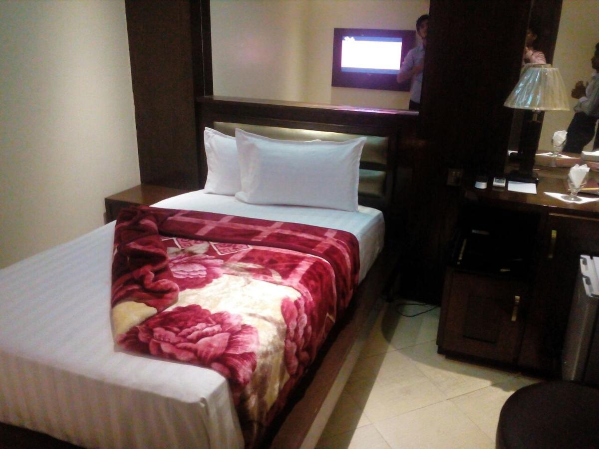 Bling Hotel International Multan Esterno foto