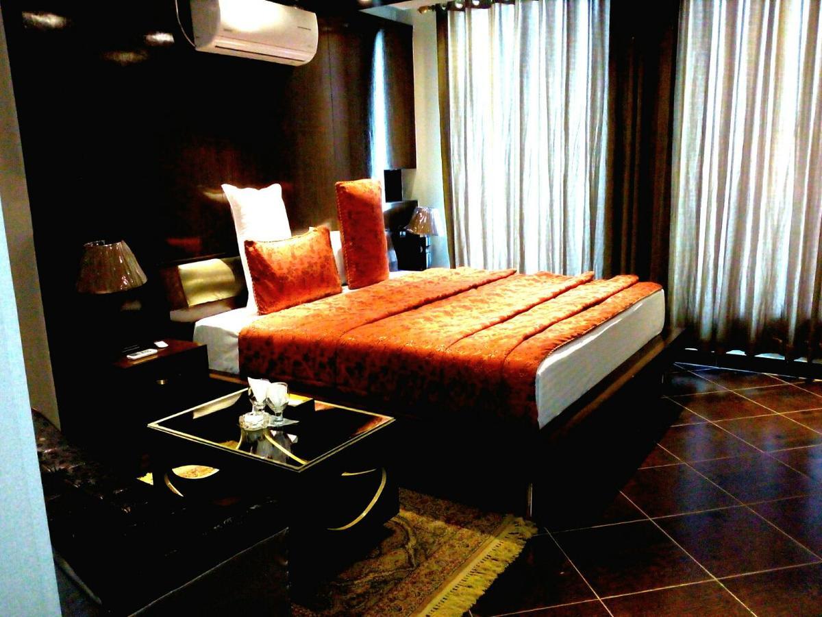 Bling Hotel International Multan Esterno foto