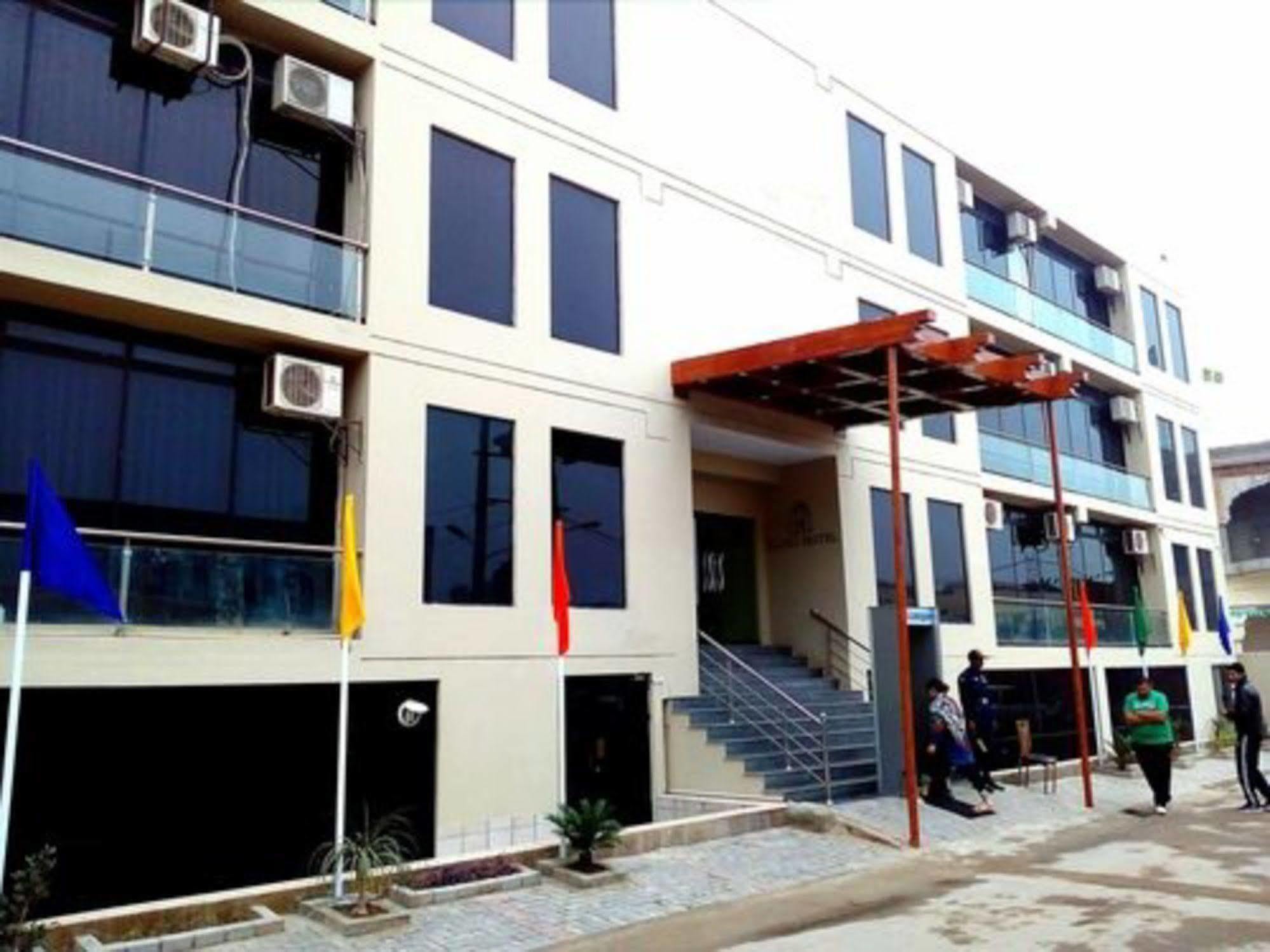 Bling Hotel International Multan Esterno foto