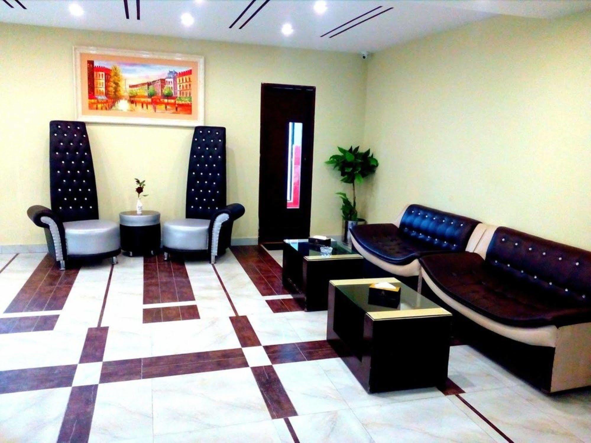 Bling Hotel International Multan Esterno foto