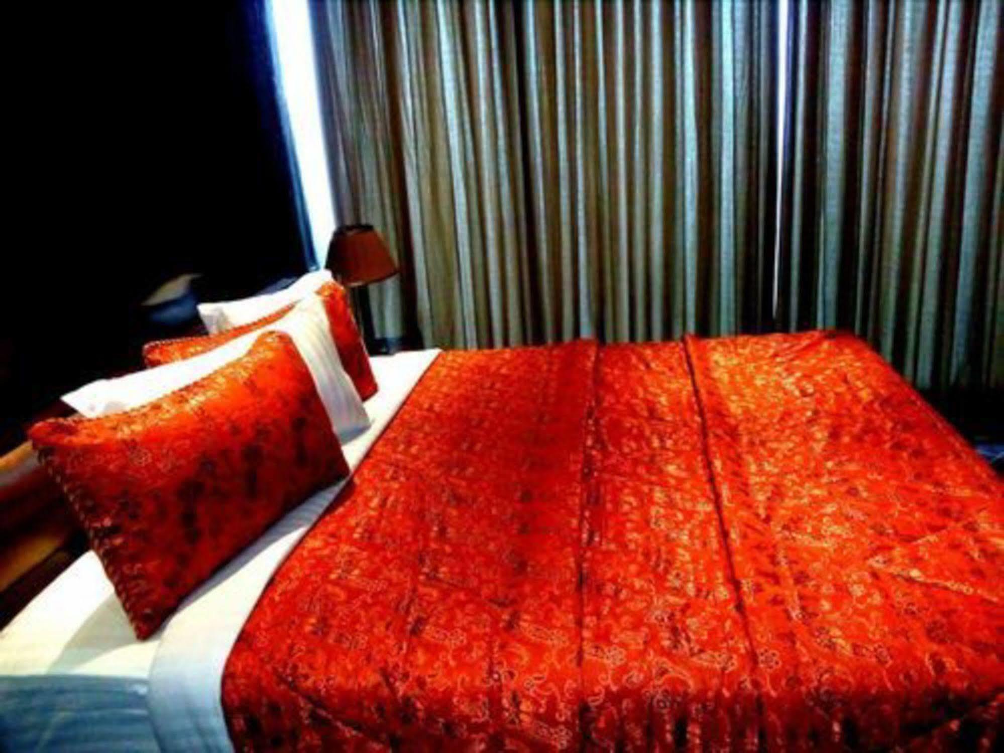 Bling Hotel International Multan Esterno foto