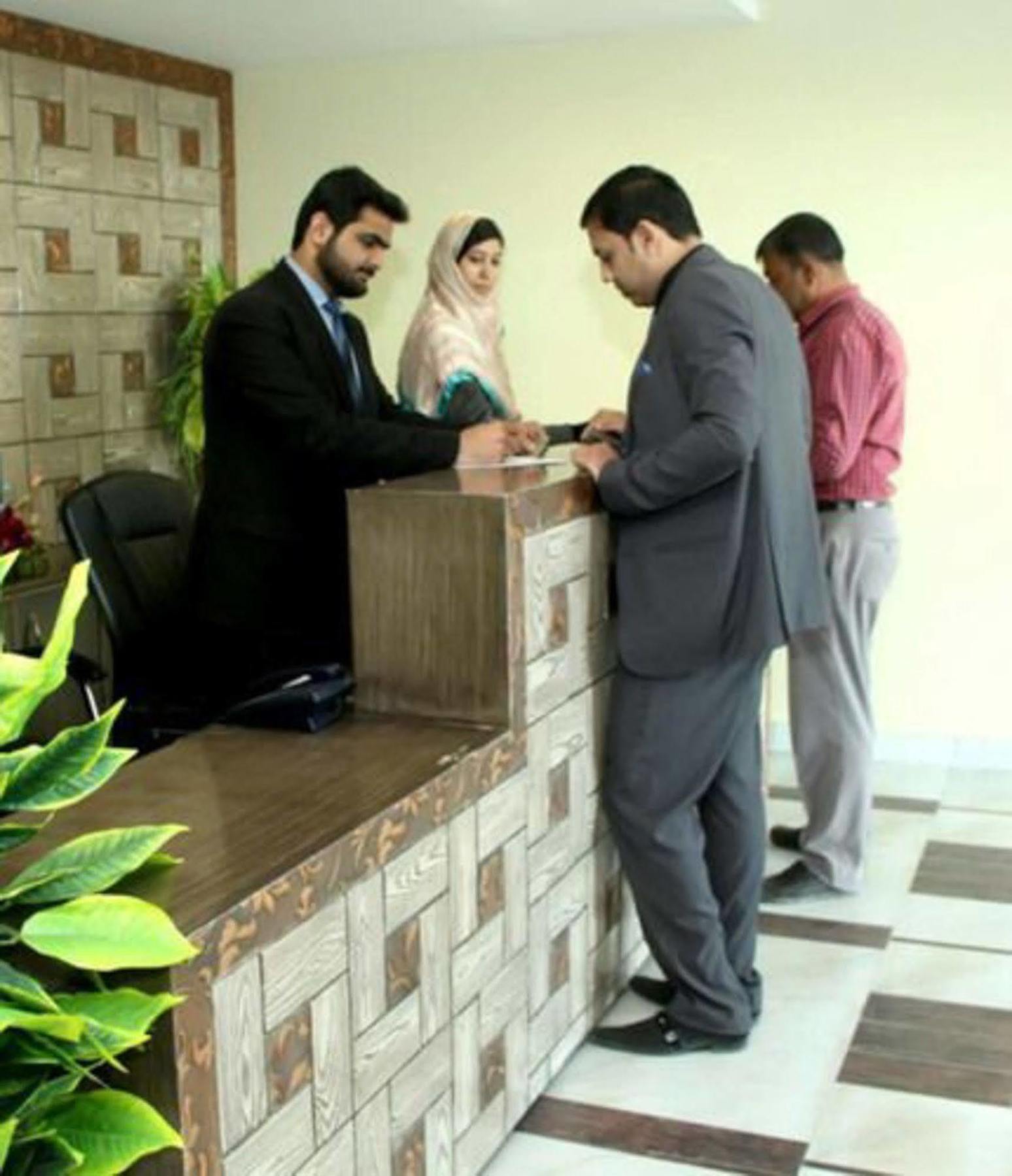 Bling Hotel International Multan Esterno foto