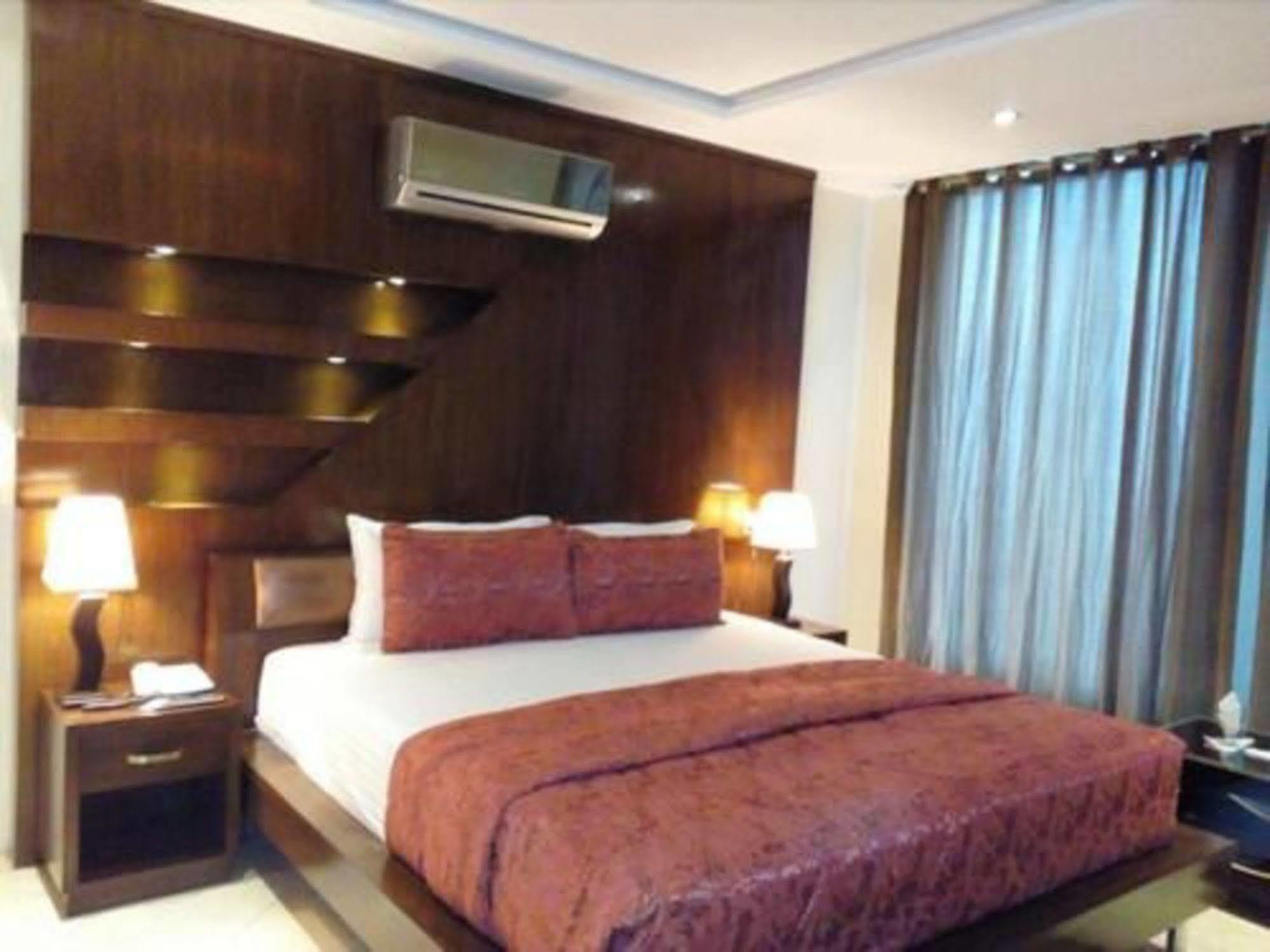 Bling Hotel International Multan Esterno foto