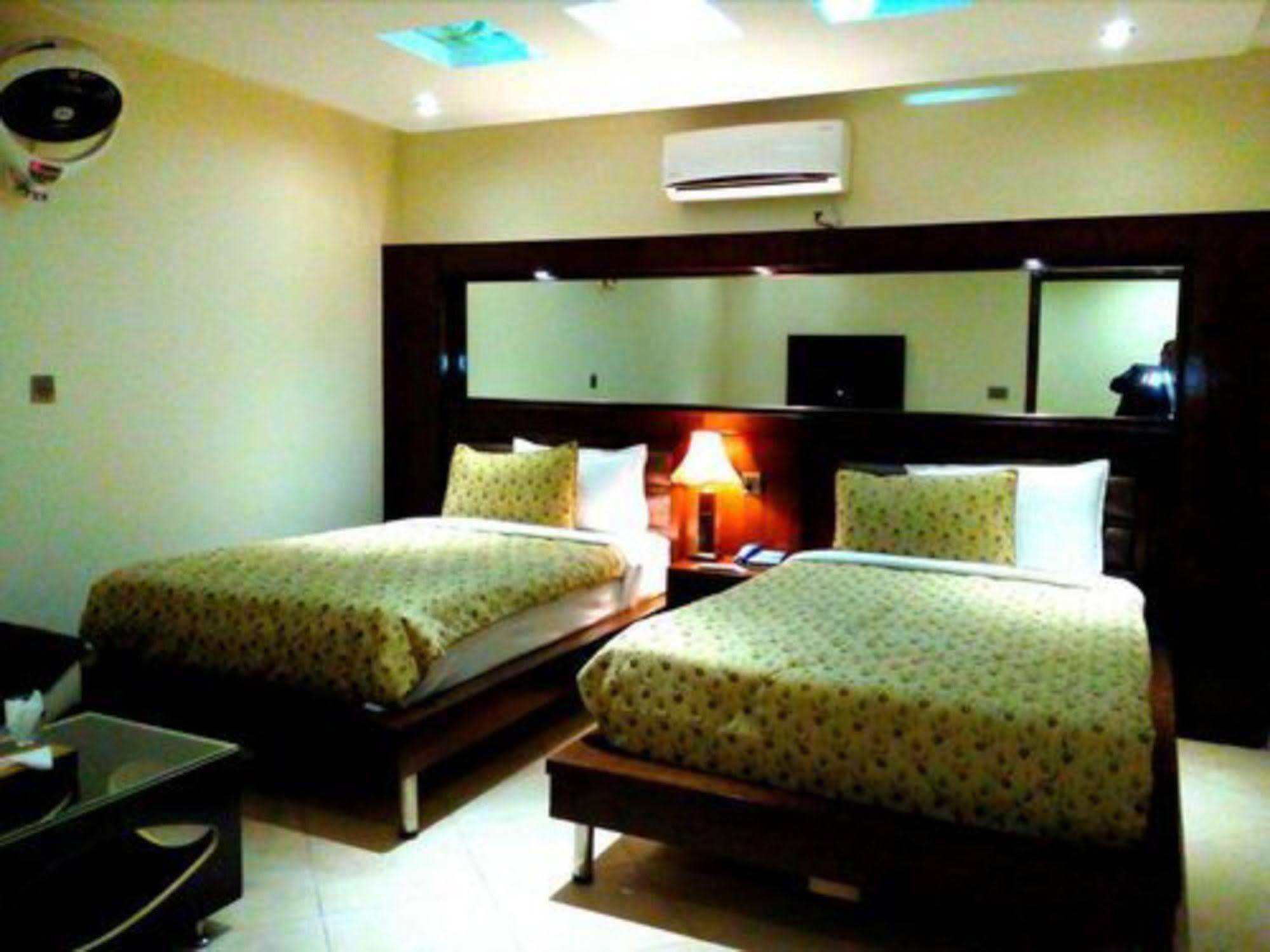 Bling Hotel International Multan Esterno foto